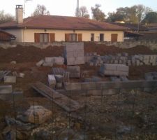 Les parpaings sont la et ils commencent a monter les fondations