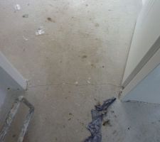 Une des fissures de retrait apparue apr&egrave;s la mise en chauffe du plancher chauffant