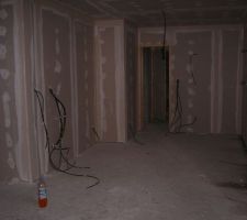 Vue sur cuisine et cellier