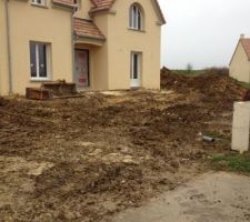 Terrassement et évacuation des terres en cours