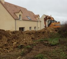 Terrassement et évacuation des terres en cours
