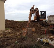 Terrassement et évacuation des terres en cours