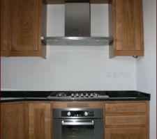 Cuisine
Meubles en ch&acirc;taigner
Plan de travail en granit noir
Evier Luisinox