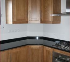 Cuisine
Meubles en ch&acirc;taigner
Plan de travail en granit noir
Evier Luisinox