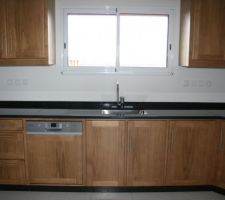 Cuisine
Meubles en ch&acirc;taigner
Plan de travail en granit noir
Evier Luisinox