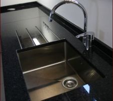 Cuisine
Meubles en ch&acirc;taigner
Plan de travail en granit noir
Evier Luisinox