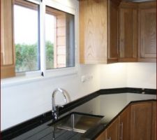 Cuisine
Meubles en ch&acirc;taigner
Plan de travail en granit noir
Evier Luisinox