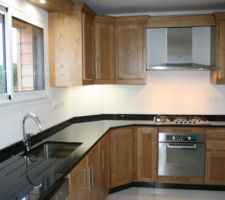 Cuisine
Meubles en ch&acirc;taigner
Plan de travail en granit noir
Evier Luisinox