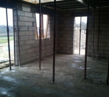 Entr&eacute;&eacute; et buanderie avec la porte donnant dans le garage