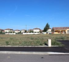 Vue du terrain par l'entrée parking (sud-est)