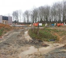 L'état du chemin accédant à notre construction avec une belle ornière...