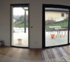 Salon a gauche puis salle à manger