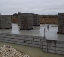 Les parpaings pour l'élévation des murs sont arrivés...