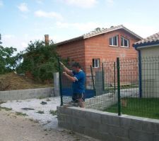 Pose de panneaux devant maison