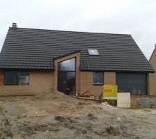 Voici la maison après la pose des fenêtres