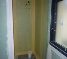 Pr&eacute;paration des murs de la salle de bain pour la pose de la fa&iuml;ence.