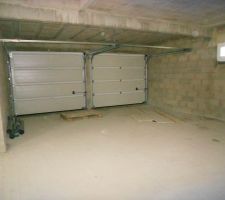 Voici le garage, la cave est en dessous