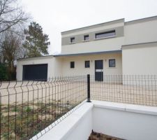 Grillage sur le muret...