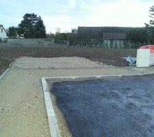 Entr&eacute;e de notre terrain avec 2 places pour nos voitures