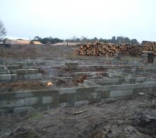 3 rang&eacute;es de parpaings