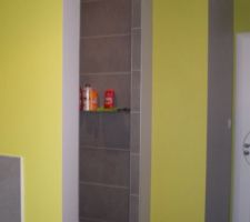 Vert pomme et b&eacute;ton gris.