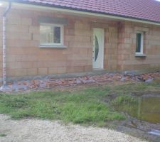 Voila drainage autour de la maison fait par nos soins ! Merci papa pour le coup de main :)