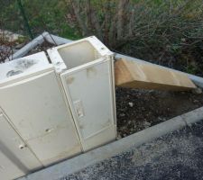 Coffret élec du lotissement endommagé par véhicule ou caribou d'Isère? Tient grâce à un morceau de bois