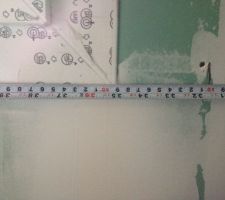 Malheureusement il n'y a que 89 cm entre la cloison et la fenêtre, trop court pour mettre un bac 90x90   la paroi de douche