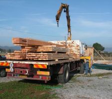 Volà enfin l'arrivée de la charpente de notre revendeur préféré ^_^
(MP pour adresse, il a tout ce qui se rapporte de prêt ou de loin sur le bois)

C'est pas tout de la recevoir, il va falloir la monter bientôt... Et ça je sais pas encore comment...