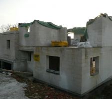 Vue de la maison depuis l'entrée du terrain