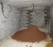 Sable pour la protection des canalisation. Ici au moins il est au sec.