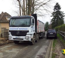 Livraison des briques pour les murs du RDC