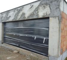 Installation de la grande porte de garage.