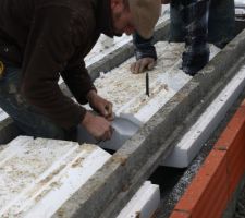 Installation des supports de tuyaux d'évacuations (tige réglage   collier PVC). ça évite que le tuyaux repose en équilibre sur des empilages de briques et parpaings cassés.