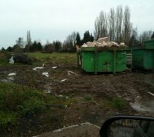 Notre terrain avec 2 magnifiques bennes que le lotisseur doit enlever.