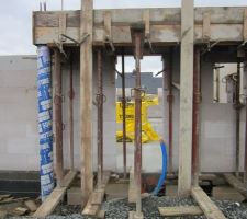 La poutre du porche, le poteau et le chapeau sont coul&eacute;s.