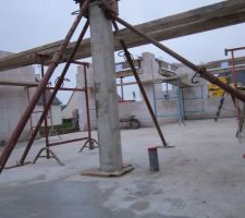 Pose du poteau 20x20 qui va soutenir une poutre en retomb&eacute;e. Dure op&eacute;ration, la fl&egrave;che du Manitou &eacute;tait vraiment &agrave; sa limite, mais c'est pass&eacute;.