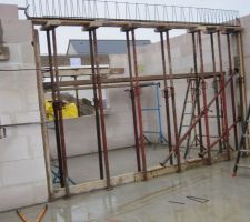 D&eacute;but du coffrage d'une des poutres en all&egrave;ge. Vous aurez compris, l'&eacute;tage n'ira pas au dessus de la pi&egrave;ce qui se trouvera derri&egrave;re les &eacute;taies.