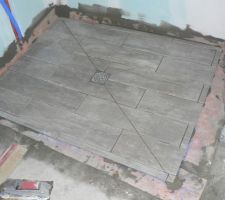 Salle de bain &eacute;tage. Douche italienne en pointe de diamant