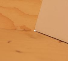 Constat photo après pose de la toiture 

on voit le jour 
écartement entre le mur et le panneau de toiture