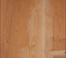 Constat photo après réparations des fissures
les réparations sont visibles tant par la qualité du bois utilisé qui n'est pas de la même essence que le bois des murs que par les traces de ponçages !