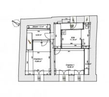 1er étage : escalier (matérialisé par le rectangle tout en haut du plan) avec couloir menant sur chambre 1, SDB et dégagement (à gauche). Accès à la chambre 2 depuis le dégagement. Sur le plan, on voit une porte qui mène au dégagement. Cette porte existe mais sera sans doute supprimée.