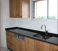 Cuisine
Meubles en ch&acirc;taigner
Plan de travail en granit noir
Evier Luisinox