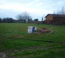 Implantation de la maison avant de commencer à gratter la terre pour réaliser les fondations.
