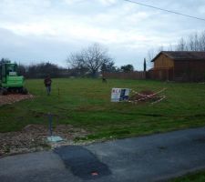 Allez on es presque prêt. On va démarrer la pelle.