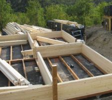 Début du montage. La main passe aux pros.