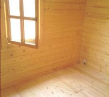 Une chambre, parquet posé.