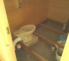 Le wc posé! 
Enfin, c'est le WC provisoire. un autre à évacuation verticale sera le bienvenue.