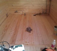 Traitement du parquet de la cuisine à l'huile.