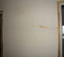 Traces marron sur le mur du couloir !